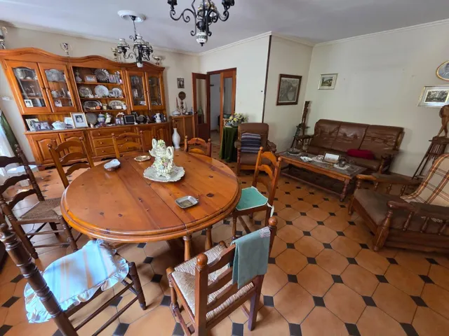 SE VENDE CASA EN VALENCIA DE DON JUAN, 2 PLANTAS, 5 HAB., 2 COCINA, BAÑO, ASEO, PATIO, COCHERA. — 27