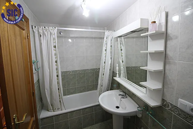 Magnifico apartamento de tres habitaciones junto al mar con piscina, garaje y trastero, zona playa de la Concha — 36