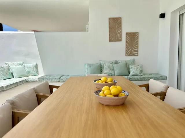 Espectacular vivienda reformada con jardín privado en Palm Beach, Marbella — 14