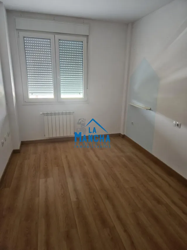 INMOBILIARIA LA MANCHA VENDE ADOSADO EN BARRIO MEDICINA. — 22