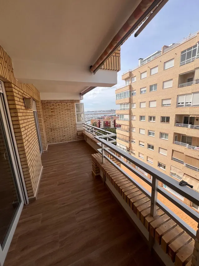 Apartamento con terraza, Alicante, Torrevieja. 2 habitaciones, 80 m2, 90 metros al mar — 19