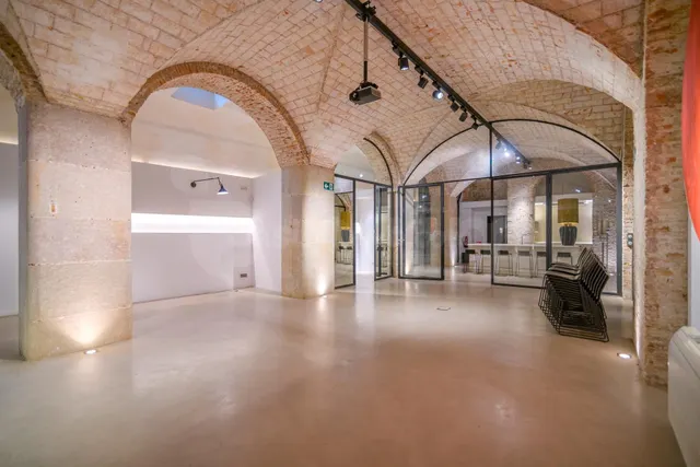 EXCLUSIVA OFICINA DE DISEÑO DE 226 M2 EN EL CORAZÓN DEL BARRIO GÒTIC — 2