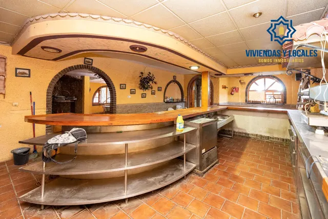 Terreno urbanizable, actualmente hay un restaurante. — 7