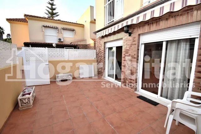 ADOSADO SEMINUEVO CON PISCINA, 2 TERRAZAS Y AMPLIO GARAJE - foto 3
