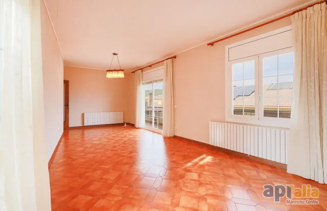 Gran piso en Breda: 4 dormitorios, muy luminoso y junto al centro — 18
