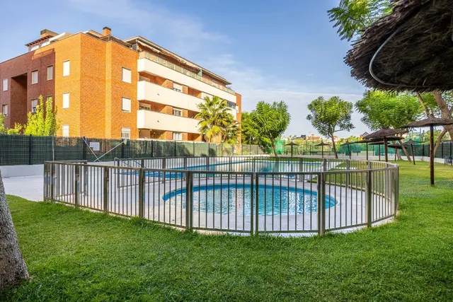 MAGNÍFICO PISO DE 4 DORMITORIOS CON GARAJE, PISCINA Y PÁDEL EN MAIRENA DEL ALJARAFE — 44