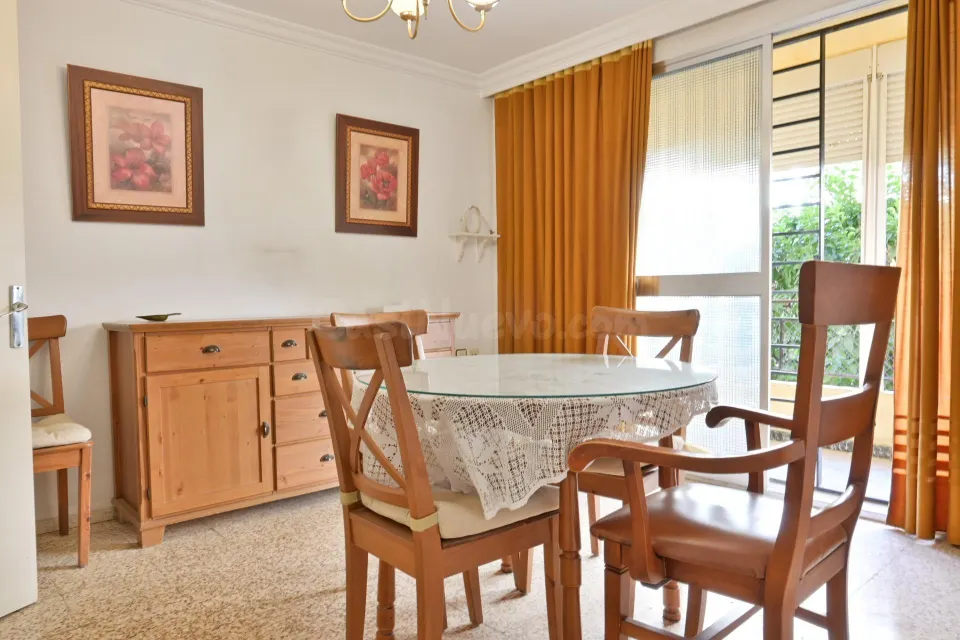 Piso de Renta libre en venta de cuatro dormitorios con terraza zona Parque Alcosa