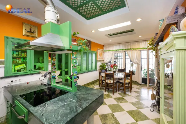Magnifico chalet independiente en Colinas Bermejas. — 28
