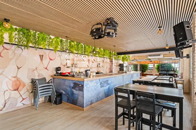 Local reformado con licencia de bar-restaurante listo para a - foto 2