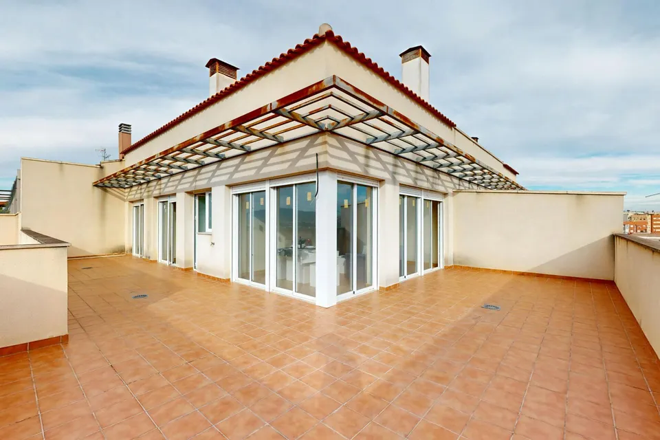 Un ático para estrenar. Una terraza para disfrutar. Una vida por comenzar.