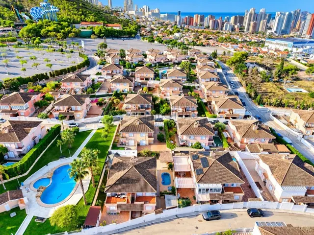 Exclusivo chalet pareado de esquina en la urbanización mira la costa – sierra helada, Benidorm — 5