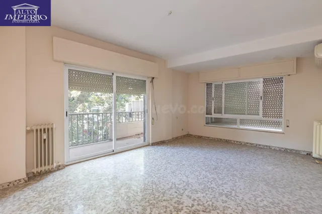 Piso en esquina con terraza y vistas a Plaza Mariana Pineda, Granada — 4