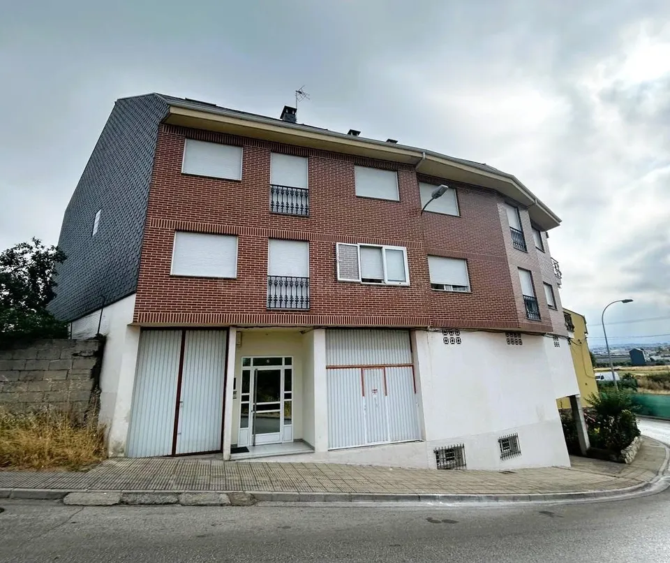 SE VENDE AMPLIO PISO EN CALLE ZARAGOZA