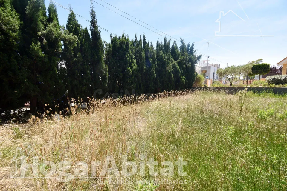 ¡MAGNÍFICA OPORTUNIDAD! TERRENO URBANO Y AMPLIO EN LA PLAYA DE NULES