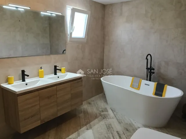 SE VENDE CHALET CON PISCINA EN BUEN ESTADO EN ASPE — 13
