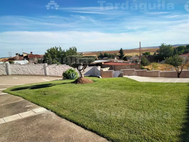 CHALET  INDEPENDIENTE EN URBANIZACION DE VILLAMAYOR — 28