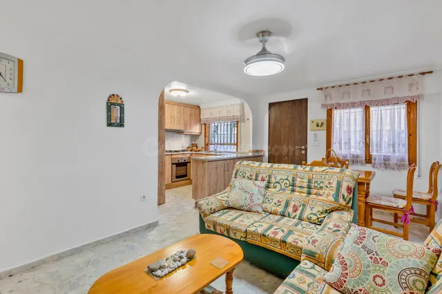 Planta baja de tres dormitorios con gran patio a 150 metros  - foto 4