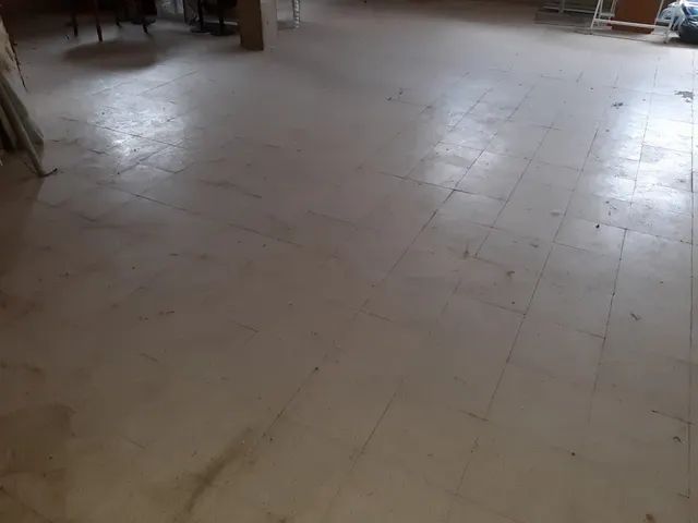 Urbis ofrece local a la venta en Villamayor, Salamanca. — 4