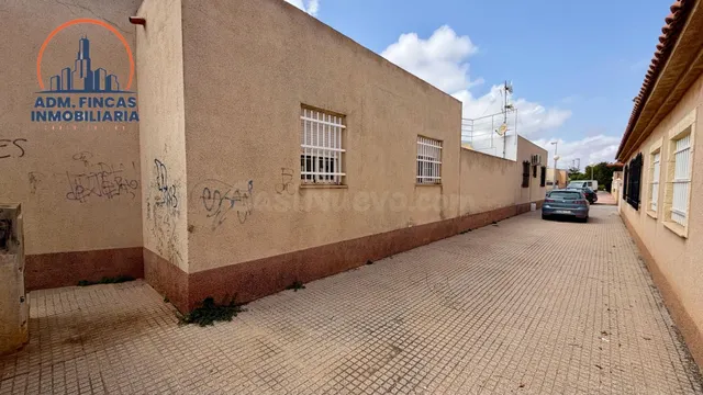 Planta baja de 198 m2 de parcela con 4 dormitorios, patio, p - foto 5