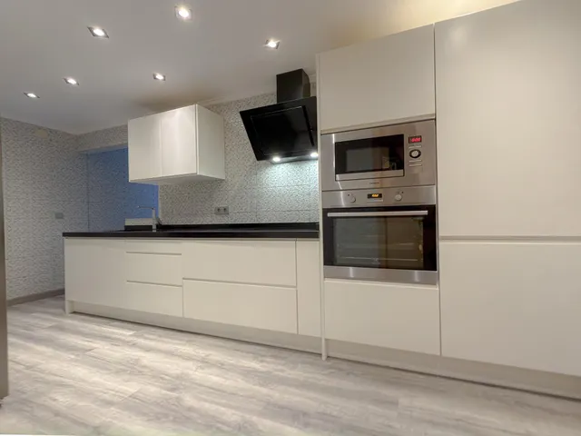 Acequion! Impresionante apartamento reformado con diseño vanguardista y toques rústicos + Enorme terraza con vistas laterales al mar y piscina comunitaria (150 mts playa) — 18