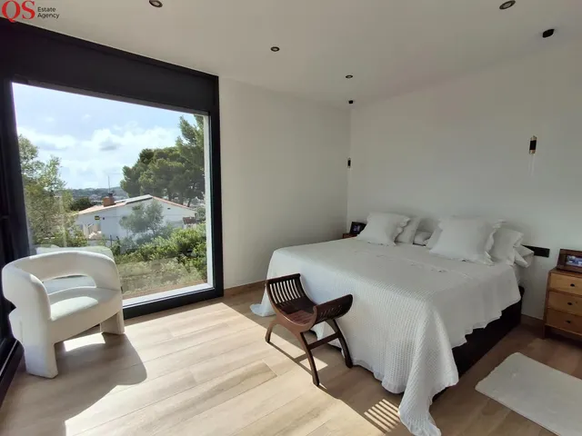 Villa contemporánea con piscina y vistas panorámicas al mar en Cunit — 46