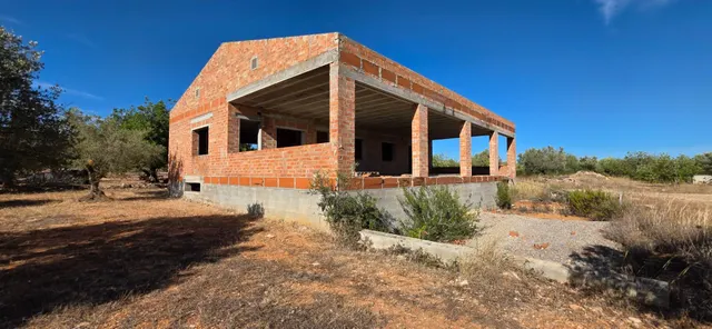 Finca rústica de 14.741 m2 con casa de campo por terminar, en un entorno tranquilo a 5 km del mar — 14
