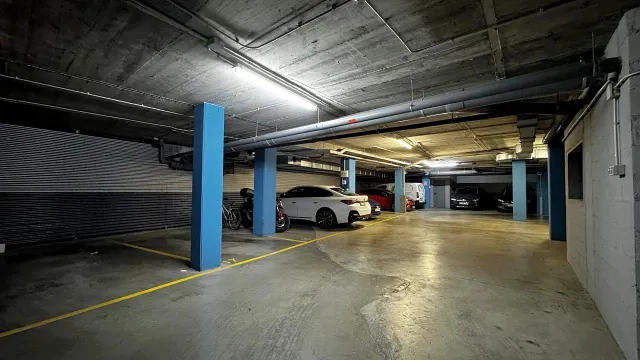 Poblenou: luz natural, dos amplias habitaciones y parking y trastero incluidos en el precio. — 35