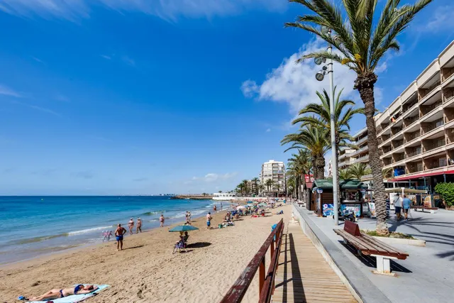 Apartamento 2 dormitorios con parking y piscina comunitaria en Torrevieja — 25