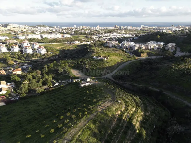 Parcela urbanizable Mijas: 10.900 m² con aguacates y potenci