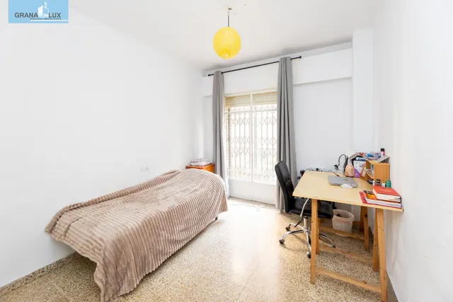 Venta de piso de 4 dormitorios y 2 baños en Granada (Zona Centro) — 14