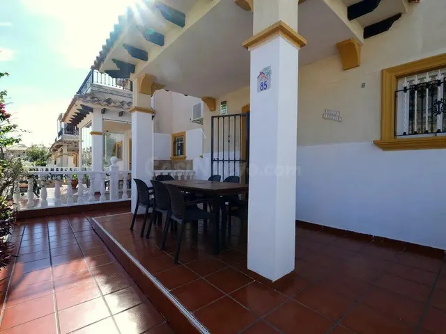 Casa adosada en Cabo Roig – Parcela espaciosa y excelente ub - foto 4
