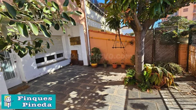 CASA PLANTA BAJA CON 2 VECINOS CON JARDÍN — 2