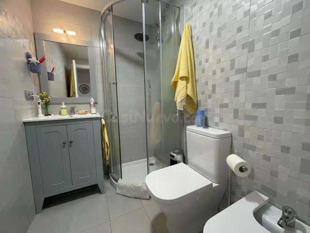 Apartamento de 1 dormitorio con terraza interior y aire acon - foto 4