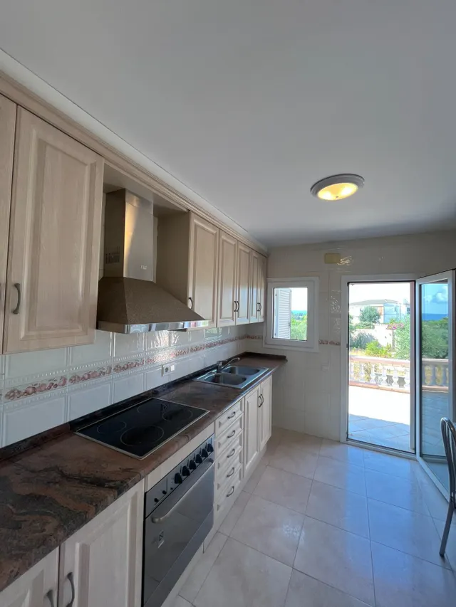 Chalet luminoso con vistas al mar en Creixell, zona La Masó. 3 habitaciones dobles, 2 baños , garaje y parcela de 1411 m2. — 29