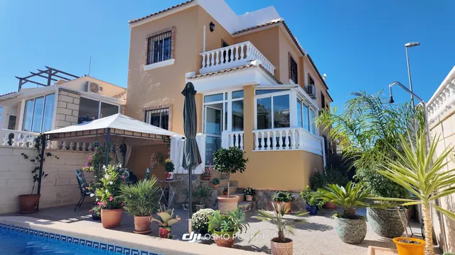 Tu Refugio Soñado: Casa de Esquina con Piscina Privada en Ro