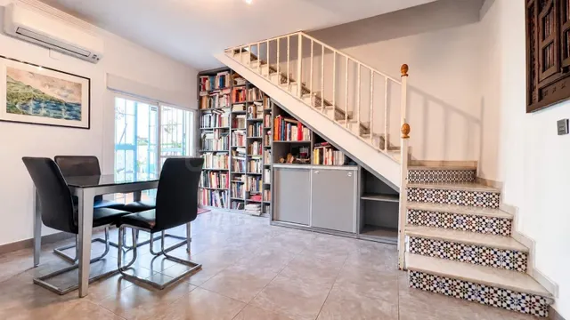 Ático dúplex totalmente reformado con 4 dormitorios, patio y - foto 4