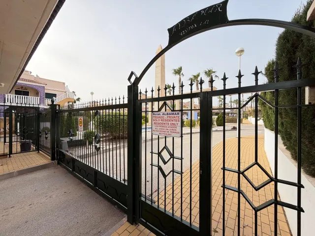 BUNGALOW EN PLANTA BAJA EN ROJALES CON JARDÍN DE 90 M2. 2 DORM. 1 BAÑO. SUPERFICIE DE 75 M2. PISCINAS COMUNITARIAS. — 46