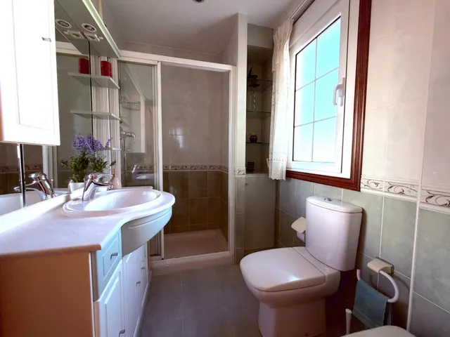 Casa con cuatro dormitorios, terrazas y amplio garaje en Oleiros — 46