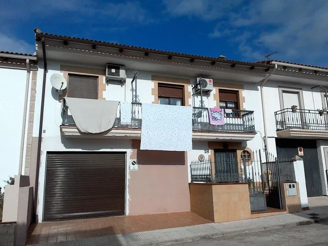Se vende casa Adosada OKUPADA en Calle Calle Pealosa 18 Baño