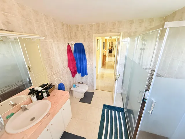 VENTA EN PLENO DOMINIO · Gran chalet de 545 m2 con placas solares y parcela privada de 3.000 m2 · Boadilla del Monte — 23