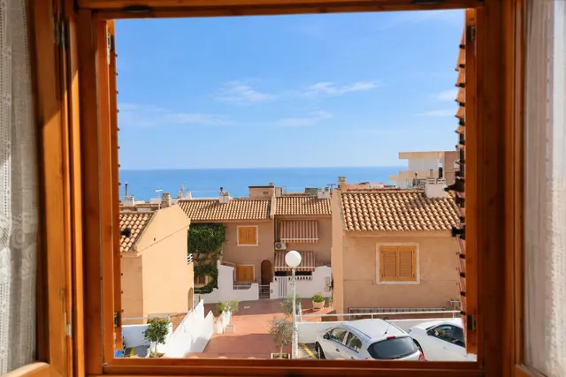 Bungalow adosado de tres plantas con vistas al mar — 23