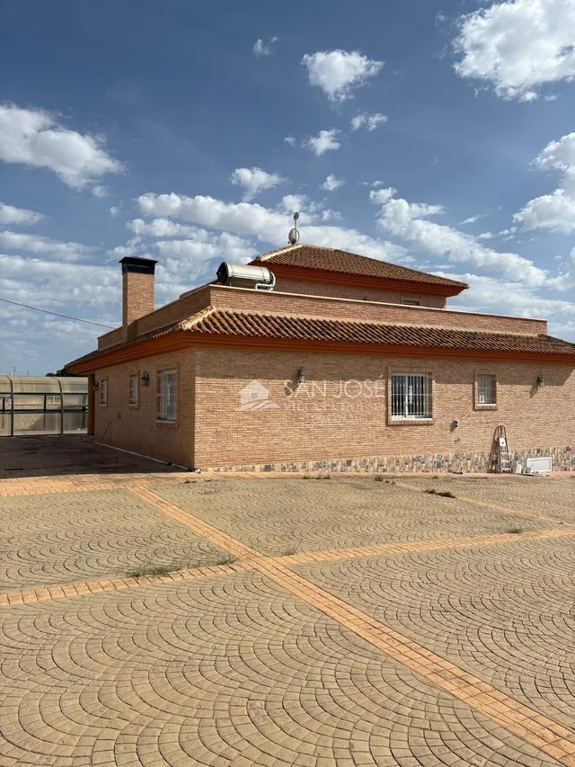 SE VENDE ESPECTACULAR CHALET EN PINOSO. — 14
