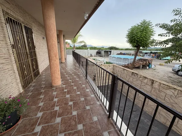 Chalet independiente con 400 m2 construidos, gran parcela y garaje — 3