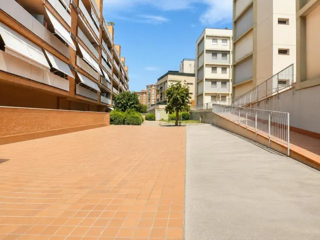 Amplia vivienda seminueva con dos terrazas, zona comunitaria y dos plazas de parking opcionales en la zona de Sagrada Família de Manresa — 19