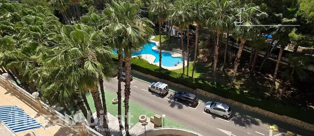 ¡Preciosas vistas al mar! Reformado en residencial con piscina y balcón — 13