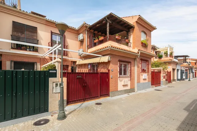 Adosado “Dos en Uno” con apartamento independiente. — 28