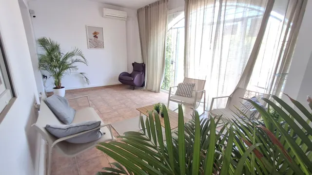 Una vivienda reformada con excelentes espacios exteriores, solárium privado y vistas al mar — 10