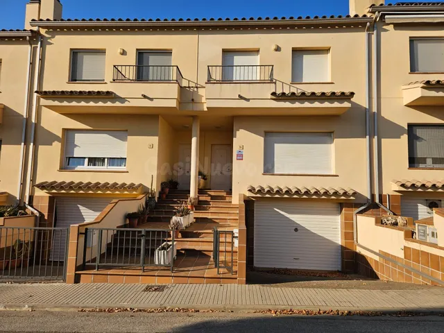 AMPLIA Y FUNCIONAL CASA DE 212 M2 CON GRAN GARAJE Y PATIO EN