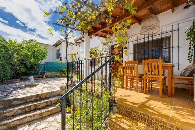 Precio bungalow con jardin y piscina comunitaria en urbanizacion lago jardin ii (los balcones) — 35