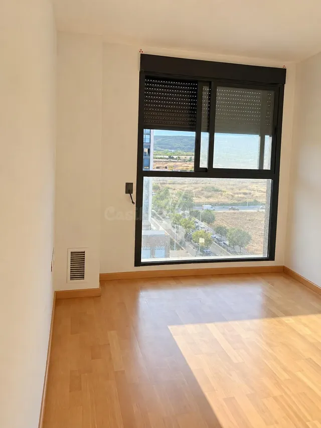 Piso sin amueblar con garaje y piscina en Sagunto - foto 2